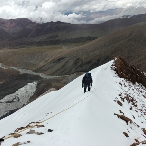 Following the ridge on our way to the summit camp of KY1