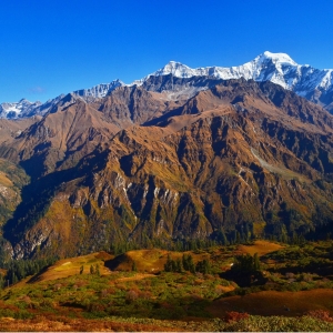 Twin peaks of Bandarpunch visible in the background