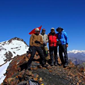 Group on top of Thamsar Pass.