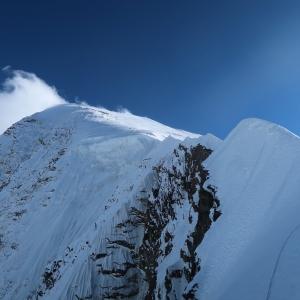 Climbing on the knife ridge towards Satopanth Summit